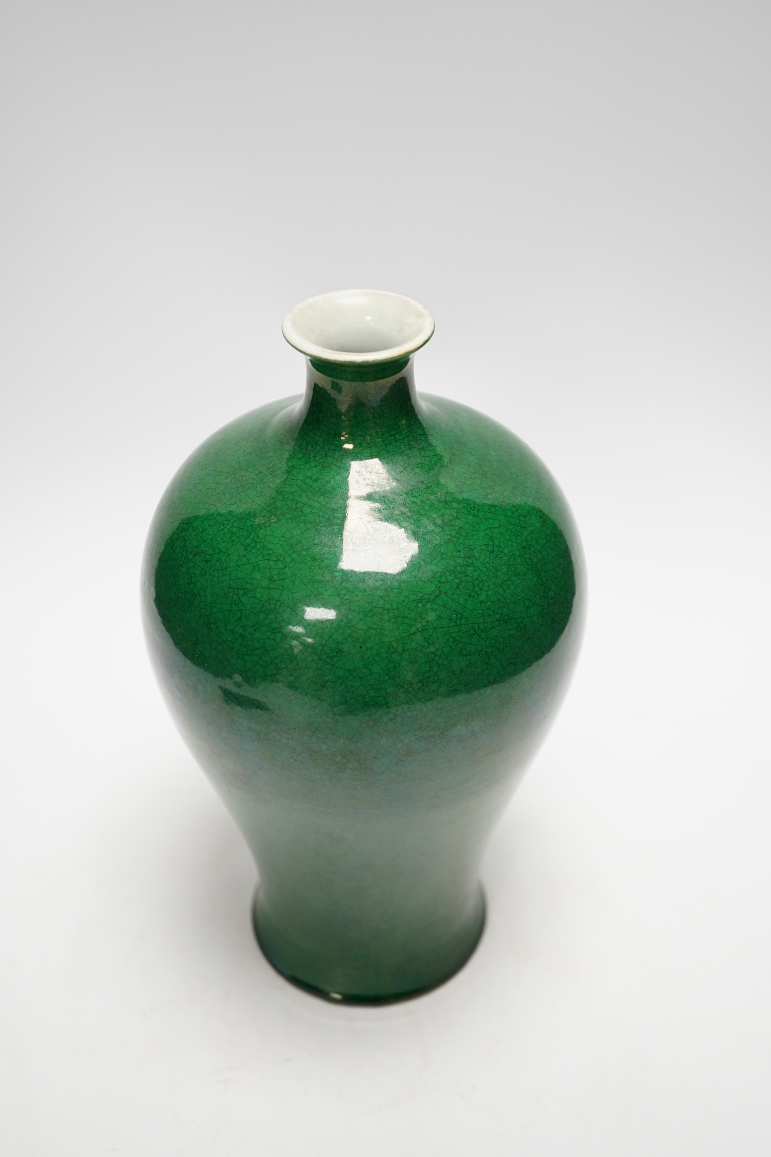 A Chinese green glaze monochrome vase, late Qing, 26cm